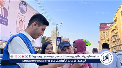 متطوعي فريق شبابي يوزعون الهدايا على الأطفال عقب صلاة العيد بمسجد النصر بالمنصورة