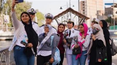 في الميادين وبين الناس.. الداخلية تعايد المواطنين وتوزع الورود في عيد الأضحى