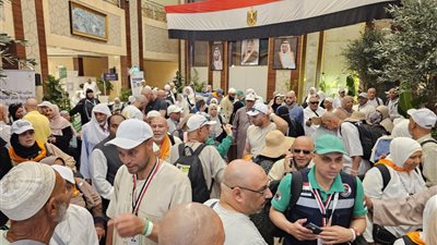 حجاج الجمعيات الأهلية يؤدون رمي الجمرات في أول أيام التشريق وسط تنظيم دقيق