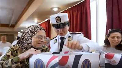 الداخلية تحتفل مع كبار السن بعيد الأضحى وتقدم الهدايا لهم