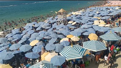 عدسة “الفجر” ترصد إقبال المصطافين على شواطىء الإسكندرية بأخر أيام عيد الأضحى المبارك 