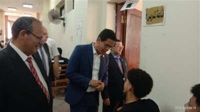 رئيس جامعة بنها يتفقد سير الامتحانات بكلية الحقوق