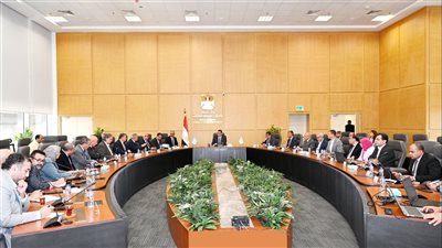 وزير الإسكان يتابع موقف مشروعات المرافق التي تقوم الوزارة بتنفيذها على مستوى الجمهورية