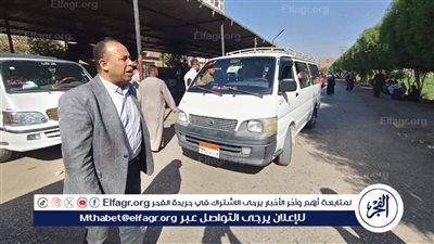 رئيس مركز نجع حمادي يتفقد مجمع مواقف الأجرة ويستجيب لشكاوى المواطنين بشأن نقص السيارات