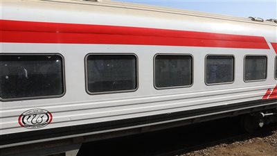 بعد ملاحظة زجاج قطار مكسور.. كامل الوزير: لا تهاون مع المخربين