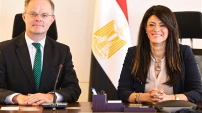 وزيرة التخطيط تبحث مع السفير البريطاني تعزيز التعاون في مجالات التحول الأخضر والاستثمار المناخي