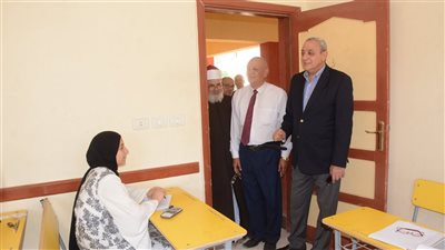 محافظ الغربية يتابع أداء الطلاب في امتحانات الشهادة الثانوية الأزهرية بالقسم العلمي