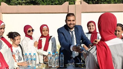 ماراثون الثانوية العامة بالفيوم.. شيكولاته ومياه معدنية لطلاب الثانوية العامة أمام اللجان 
