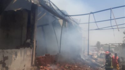 النيابة تعاين موقع حريق مخزن دعاية وإعلان بالعبور