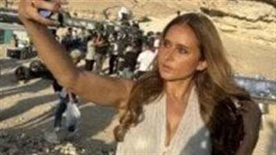 من داخل الصحراء.. نيللي كريم تشوق الجمهور لـ أحدث أعمالها 