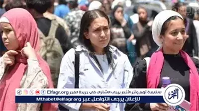 التعليم تحقق في صور امتحان الفرنساوي المُسرّبة على طاولة مغطاة بسجاد خارج اللجان