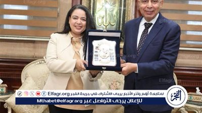 محافظ المنيا يُكرم مديرة مستشفى الرمد ويُوجه بصرف حافز إثابة لجميع العاملين تقديرًا لتميزهم الطبي