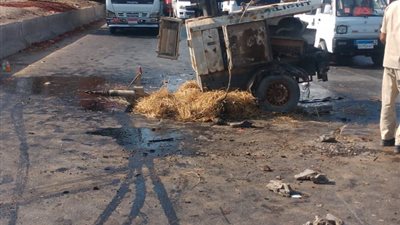 انقلاب سيارة محملة بمولدات كهرباء على الطريق الزراعي بالقليوبية - صور