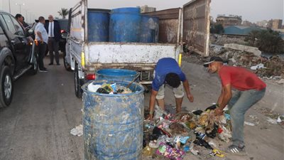 محافظ القليوبية يضبط سيارة تلقي مخلفات خطرة على طريق ترعة الاسماعيلية بشبرا الخيمة