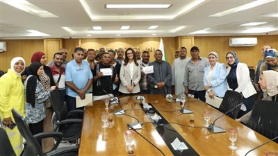 محافظ الجيزة يسلّم شهادات محو الأمية لـ 18 من العاملين بالمنطقة الأثرية بالهرم