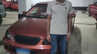 فتح الباب وجلس فوقه في الزفة.. كشف ملابسات صورة متداولة وضبط قائد السيارة