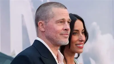 قبلة مرفوضة على السجادة الحمراء: هل تجاهل براد بيت حبيبته أمام الكاميرات؟