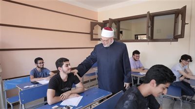 وكيل الأزهر يتفقد لجان معاهد العبور في امتحان الكيمياء