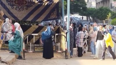 طلاب الثانوية العامة بالإسكندرية  يتوافدون على اللجان لأداء امتحان اللغة العربية