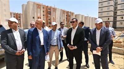 وزير الإسكان يتفقد أعمال تطوير المحاور والطرق الرئيسية ومشروعا سكنيا ومحطة صرف صحي بمدينة بدر