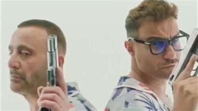 بطريقة كوميدية.. أحمد فهمي وأحمد السقا يروجان لفيلم 