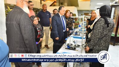 محافظ أسيوط يسلم 11 ماكينة خياطة وتطريز للصم وضعاف السمع 