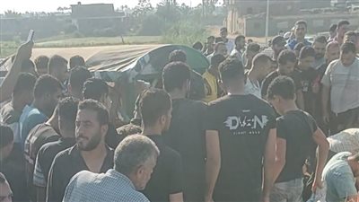 طعنه أمام عيون ابنته الرضيعة.. مأساة 