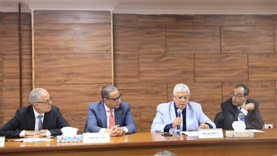 وزير التعليم العالي يعقد اجتماعًا مع رؤساء الجامعات الحكومية المنبثقة منها جامعات أهلية