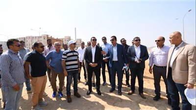 وزير الإسكان يبدأ جولة تفقدية بالعاشر من رمضان ويتفقد الطرق والمحاور ومشروع ديارنا السكني بالمدينة
