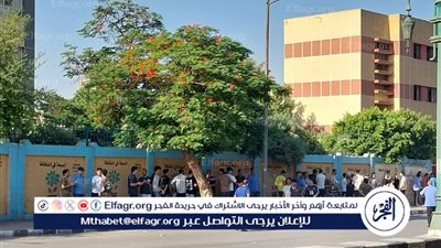 بدء توافد طلاب وطالبات الثانوية العامة بمحافظة أسيوط على اللجان لأداء امتحان اللغة الأجنبية الأولى 