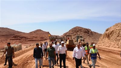 محافظ أسوان يشدد للإسراع فى إنشاء الطريق الإقليمى الدائرى الشرقى العلاقى