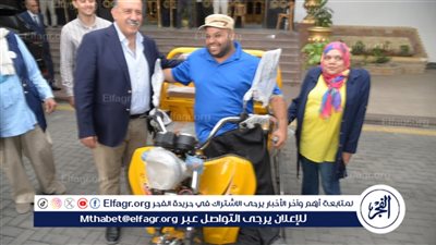 محافظ أسيوط يُهدي تروسيكلًا لمواطن من ذوي الإعاقة