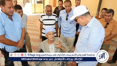 خلال جولته بقرية الجزائر..محافظ المنيا يسلّم كرسيًا كهربائيًا 