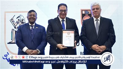 عبد الصادق يتسلم شهادة تصدر جامعة القاهرة تصنيف QS الإنجليزي بمصر