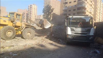 محافظة الجيزة ترفع 800 طنًّا من المخلفات والرتش بحي العمرانية