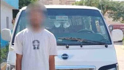 كشف ملابسات فيديو تعاطي سائق سيارة 