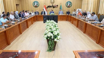 محافظ المنوفية يناقش موقف تسليم مشروعات 