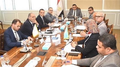 وزير الإسكان يتابع سير العمل بالمشروعات التنموية الجاري تنفيذها بمدينة السويس الجديدة