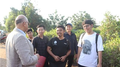 محافظ القليوبية يلتقي بسائحين أجانب خلال جولته بالقناطر الخيرية - صور