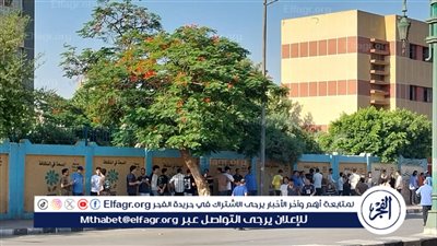 خروج طلاب وطالبات الثانوية العامة بعد أداء امتحان الرياضيات البحتية بأسيوط 