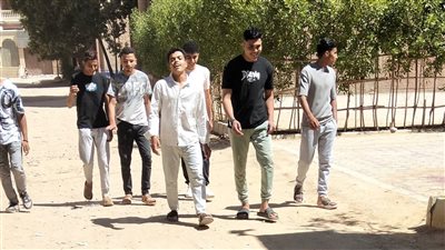 طلاب الثانوية الأزهرية بالفيوم: امتحان الجغرافيا جاء سهلًا ومنسجمًا مع المنهج.. ارتياح عام بين الطلاب بعد انتهاء لجنة الامتحان