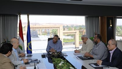 اجتماع تنسيقى لمحافظ أسوان لتوفيق أوضاع طلاب مدرسة التمريض