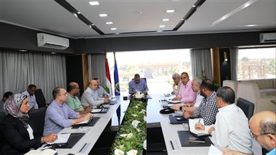 اجتماع محافظ أسوان لبحث مراجعة ومتابعة إجراءات الأمان على الطرق السريعة