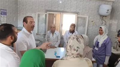 نائب وزير الصحة يتفقد منشآت طبية بالإسماعيلية ويوجه بمكافآت للمتميزين وإجراءات ضد المقصرين