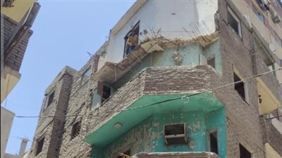 إزالة عقار آيل للسقوط وداهم الخطورة بحارة سوق الأحد في جنوب الجيزة