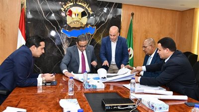 محافظ الفيوم يتسلم دراسة الاستخدام الأمثل لأراضي جنوب بحيرة قارون