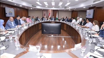 محافظ الجيزة يناقش خطط التطوير بالمناطق الصناعية بعرب أبو ساعد وجرزا بالعياط