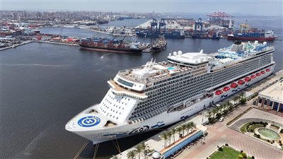 وزير النقل يتفقد محطة الركاب بميناء الإسكندرية ويشهد استقبال السفينة السياحية AROYA