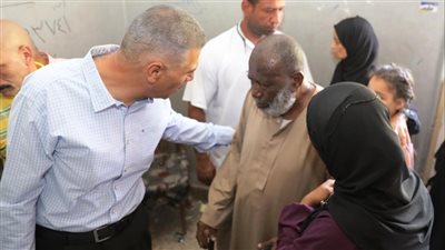 جولة لمحافظ اسوان لمكتب الاحوال المدنية ويامر بتخفيف المعاناة عن المواطنين والتكدس بالسجل المدنى