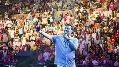 بالصور.. سيطرة إيهاب توفيق في العلمين الجديدة بـ 